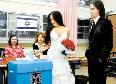 Noivos votam em colgio eleitoral antes do casamento em Ashkelon,<br>no sul de Israel, para eleger representantes parlamentares