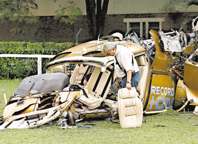 Queda mortal: Helicptero da Record aps queda no Jockey Club (SP) que matou piloto e deixou cinegrafista em estado grave