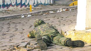 Soldado durante tiroteio com traficantes no morro da Providncia, no Rio
