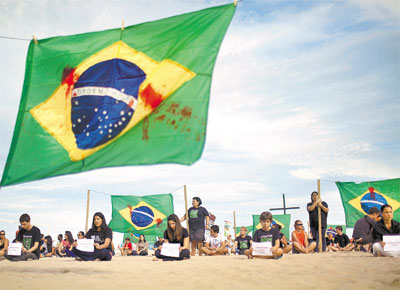 Ato em Copacabana, no Rio, lembra a morte de 12 estudantes de escola municipal, que deve passar por 