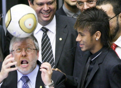 Ao lado de Neymar, o presidente da Cmara, Marco Maia (PT-RS), brinca em sesso que celebrou o centenrio do Santos