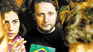 <b>INTERNAO </b>Anthony Garotinho, com a mulher, a governadora Rosinha Matheus, deixa sede do PMDB-RJ para ir a hospital