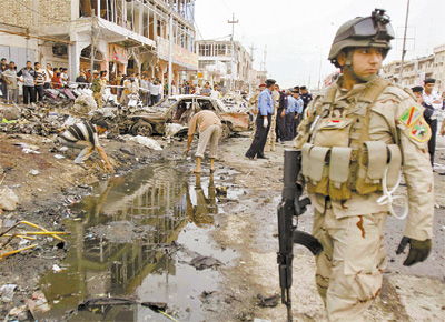 <b>ROTINA MACABRA:</b> Soldado na cidade de Basra, onde pelo menos 20 pessoas foram mortas por carro-bomba