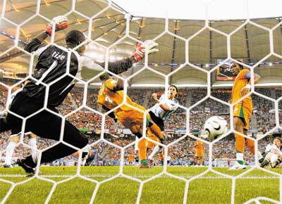O atacante Crespo marca o primeiro gol da Argentina na vitria contra a Costa do Marfim, por 2 a 1, pelo grupo C, em Hamburgo