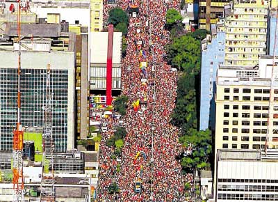 Participantes da Parada Gay acompanham trios na avenida Paulista