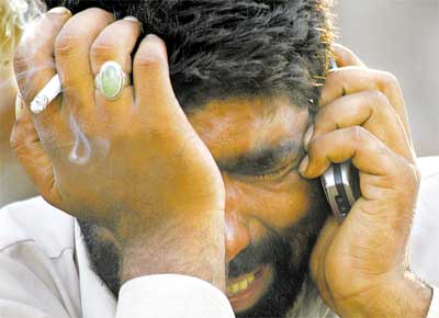 Homem chora por irmo que era mantido refm na Mesquita Vermelha, em Islamabad (Paquisto)