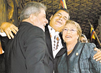 Lula e Michele Bachelet (Chile) em Quito com Rafael Correa (Equador), que assumiu a presidncia da Unasul