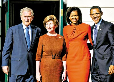 George Bush e sua mulher, Laura, recebem o casal Barack e Michelle Obama na Casa Branca no 1 encontro aps a eleio do democrata