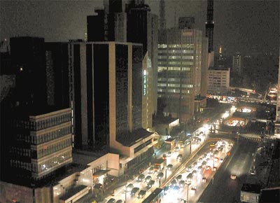 Avenida Paulista, em So Paulo, s 23h, iluminada apenas por faris<br>de veculos; as poucas luzes nos prdios vm de geradores
