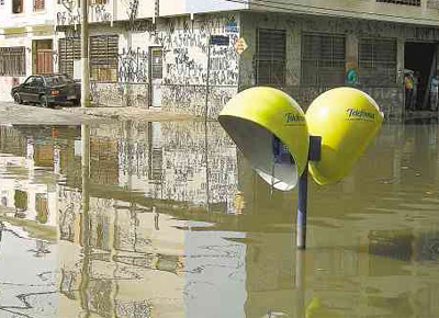 <b>11 HORAS ALAGADA:</b> A rua Barra do Tibaji, no Bom Retiro (centro de So Paulo), enfrenta uma rotina de enchentes