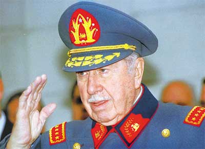 O general Augusto Pinochet, ditador do Chile de 1973 a 1990, faz saudao militar durante cerimnia na capital, Santiago, em 1996