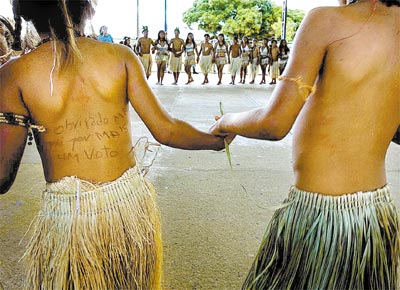 ndios danam na reserva Raposa/Serra do Sol durante julgamento<br>no STF; inscrio nas costas de um deles agradece por votos