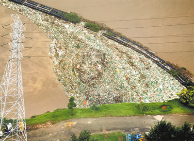 <b>VAI ACONTECER DE NOVO:</b> Acmulo de garrafas plsticas nas imediaes da usina da Traio, no rio Pinheiros