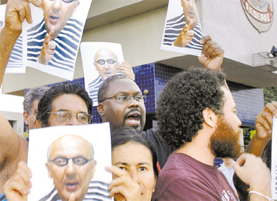 Diante da PF em Braslia, manifestantes exibem <br>cartazes que retratam Arruda como presidirio