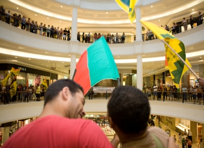 Manifestantes protestam contra o racismo, em ato pacfico que reuniu 300 pessoas no shopping Higienpolis em SP