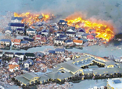 Incndio na cidade de Natori, na provncia de Miyagi (regio nordeste do Japo), depois de ter sido atingida por tsunami
