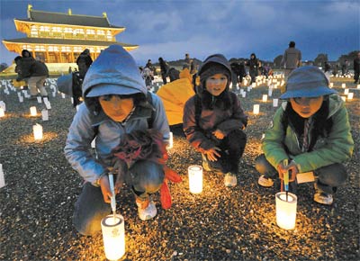Crianas participam de cerimnia em Nara, no Japo, para lembrar os mortos do terremoto e do tsunami de 11 de maro de 2011