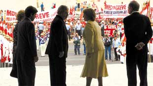 Servidores em greve vaiam o presidente Lula durante recepo  presidente do Chile, Michelle Bachelet ( dir. de Lula)