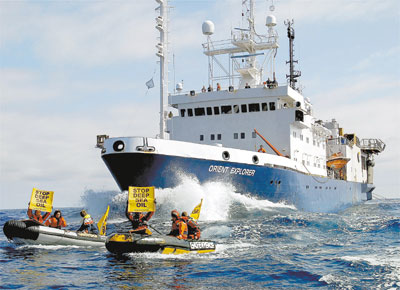 Ativistas do Greenpeace protestam contra navio da Petrobras que pesquisa petrleo em guas profundas na Nova Zelndia