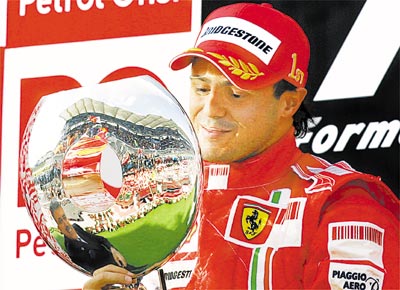 Massa observa trofu pela vitria no GP da Turquia de F-1; Hamilton chegou em segundo e Raikkonen, lder do Mundial, em terceiro