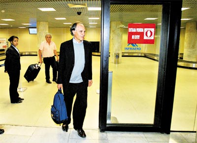 O banqueiro Daniel Dantas desembarca no aeroporto Santos Dumont, no Rio, para onde foi aps deixar a sede da PF em So Paulo