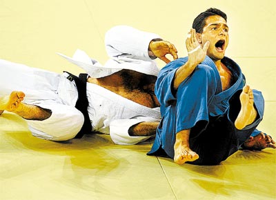 Leandro Guilheiro (de azul), aps aplicar no iraniano Ali Malomat o golpe que lhe deu o bronze