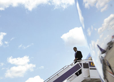 Barack Obama desembarca do avio presidencial dos EUA em Michigan, onde fez discurso