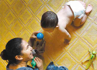 Bruninho brinca com a av materna, Snia Moura, na casa em Anhandu (MS)
