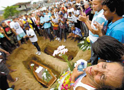 Me de um dos seis jovens assassinados por traficantes em Mesquita, na Baixada Fluminense (RJ), chora no enterro das vtimas