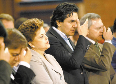 <b>SEM COMUNHO:</b> Dilma assiste a missa em Aparecida (SP) ao lado de Gabriel Chalita (PSB)