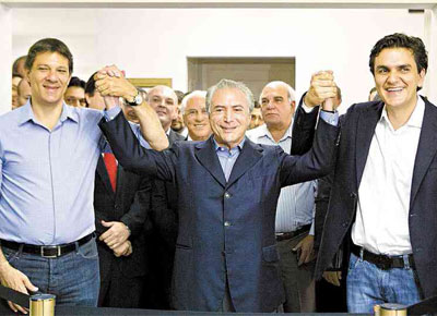Fernando Haddad (esq.), com Michel Temer (centro) e Gabriel Chalita, em reunio que selou o apoio do candidato do PMDB ao petista