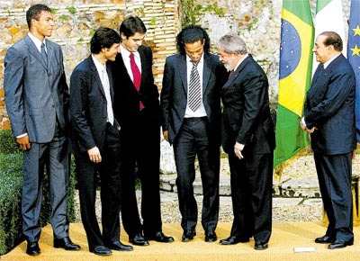 Em Roma, Lula encontra Dida, Leonardo, Kak e Ronaldinho, brasileiros do Milan, clube do premi italiano, Silvio Berlusconi (dir.)