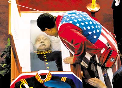 Com roupa inspirada na bandeira dos EUA, homem vela Pinochet, que dever ser cremado hoje