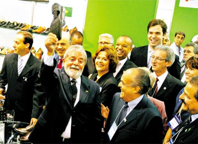 <b>SALTO ALTO:</b> Em visita a feira de artigos de couro em So Paulo,<br>o presidente Lula brinca e ameaa atirar sapato em fotgrafos