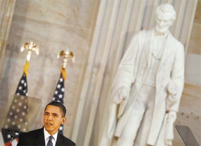 <b>AJUDA:</b> Diante de esttua de Abraham Lincoln e em celebrao dos 200 anos de seu nascimento, Barack Obama discursa no Capitlio