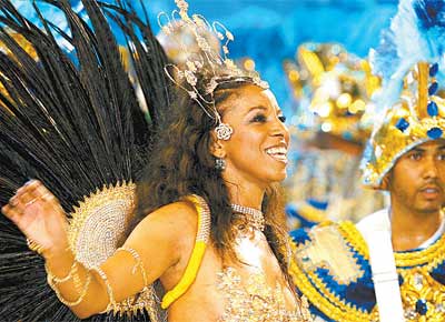A atriz Adriana Lessa, destaque da Imperador do Ipiranga, que abriu a 1 noite de Carnaval em SP; escolas apostaram em nudez para atrair o pblico do sambdromo, que no estava lotado