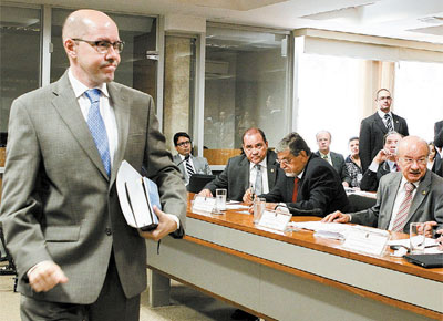 Acusado de defender interesses de Cachoeira, Demstenes Torres (ex-DEM) reaparece no Senado, onde disse que provar ser inocente