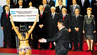 Diante de chefes de Estado em Viena, a argentina Evangelina Carozzo exibe cartaz de protesto contra fbricas de celulose