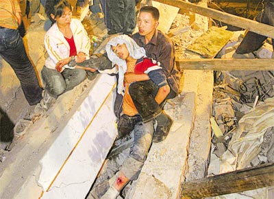 Homem com a perna imprensada por escombros  socorrido em Dujiangyan aps o terremoto