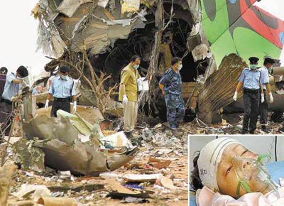 Destroos de Airbus da empresa lbia Afriqiyah, que caiu ao se aproximar do aeroporto de Trpoli; dos 104 passageiros, s menino holands de dez anos (destaque) foi resgatado com vida
