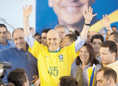 Com a camisa 45 da seleo (nmero do PSDB), Serra sada correligionrios em Salvador