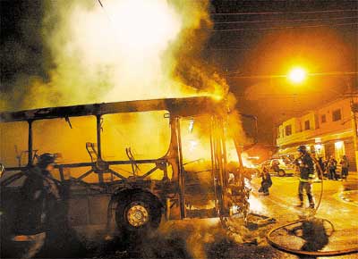 nibus incendiado na esquina das ruas Fidalga e Aspicuelta, na Vila Madalena (zona oeste de SP)