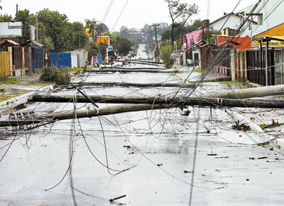 <b>FRIO DEVASTADOR:</b> Frente fria provocou ventos de 96 km/h em Canoas (RS), derrubando postes e destelhando casas