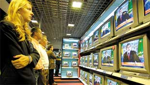 Telespectadores assistem em So Paulo ao pronunciamento do presidente Luiz Incio Lula da Silva em reunio ministerial