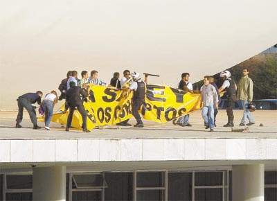 Policiais tentam impedir que manifestantes do PSOL estendam faixa que pede a sada do presidente do Senado, Jos Sarney (PMDB-AP), em frente ao Congresso