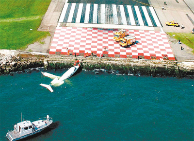 <b>SUSTO NO RIO</b> Jato da Ocean Air deslizou na pista e mergulhou na baa de Guanabara, de onde foi iado  tarde