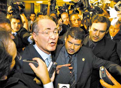 O presidente do Senado, Renan Calheiros (PMDB-AL),  cercado por jornalistas ao deixar o plenrio logo aps ser absolvido