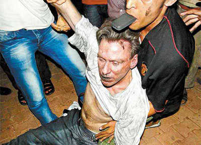Lbios carregam homem identificado como o embaixador americano no pas; EUA confirmaram a morte do diplomata