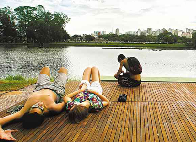 SEM FRESCURA: Frequentadores do parque Ibirapuera ao lado do<br>lago ontem, dia em que os termmetros chegaram a 33,4˚C em SP