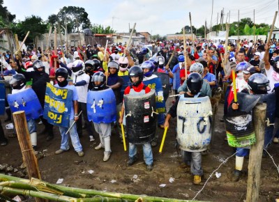 <b>BRANCALEONES:</b> Dezenas de moradores de rea invadida em 2004 em So Jos dos Campos (97 km de SP) se vestiram com 'trajes de guerra' para enfrentar uma possvel reintegrao de posse pela polcia